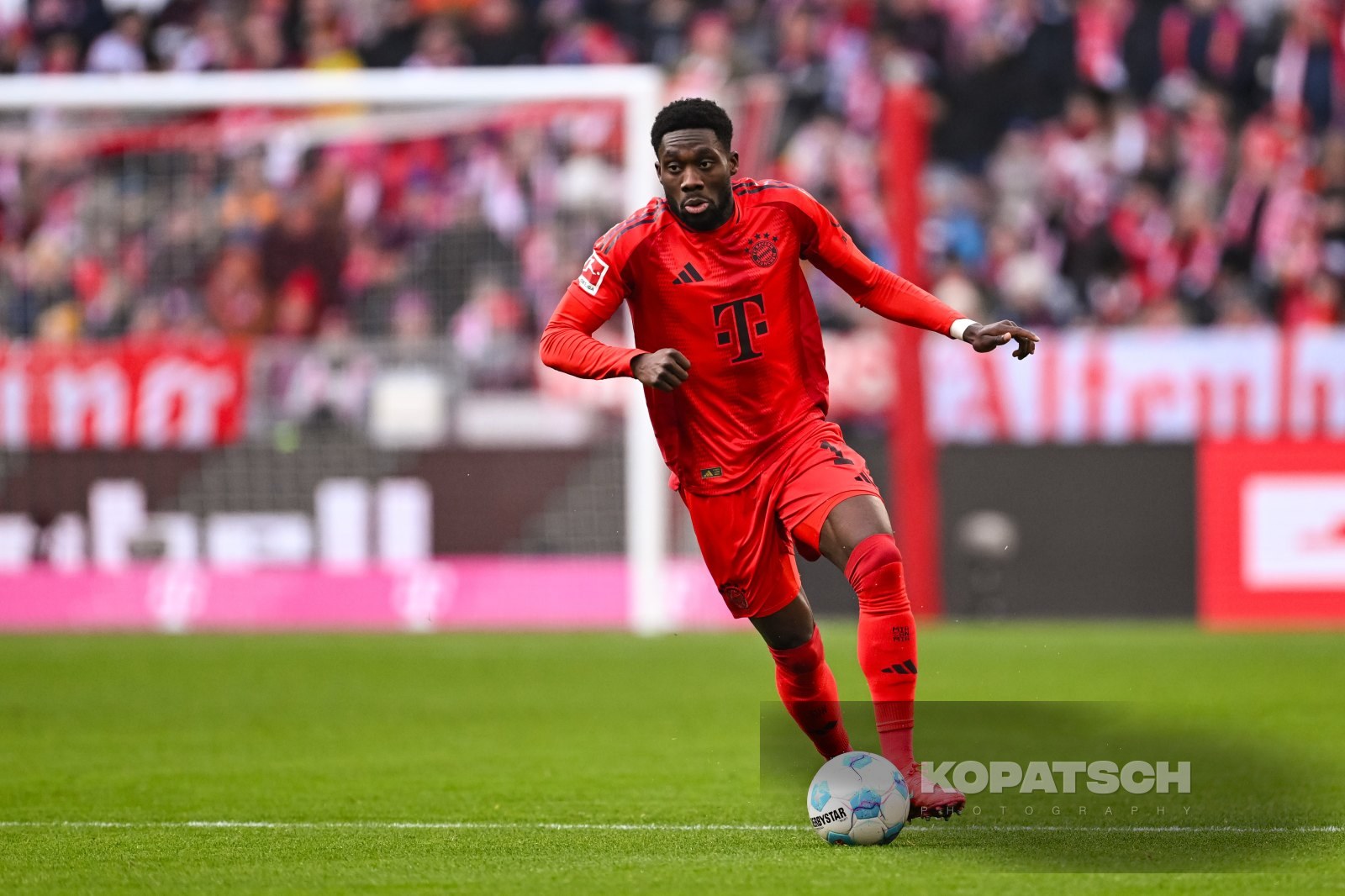 Alphonso Davies · 2025-01-18 FC Bayern Muenchen vs VfL Wolfsburg