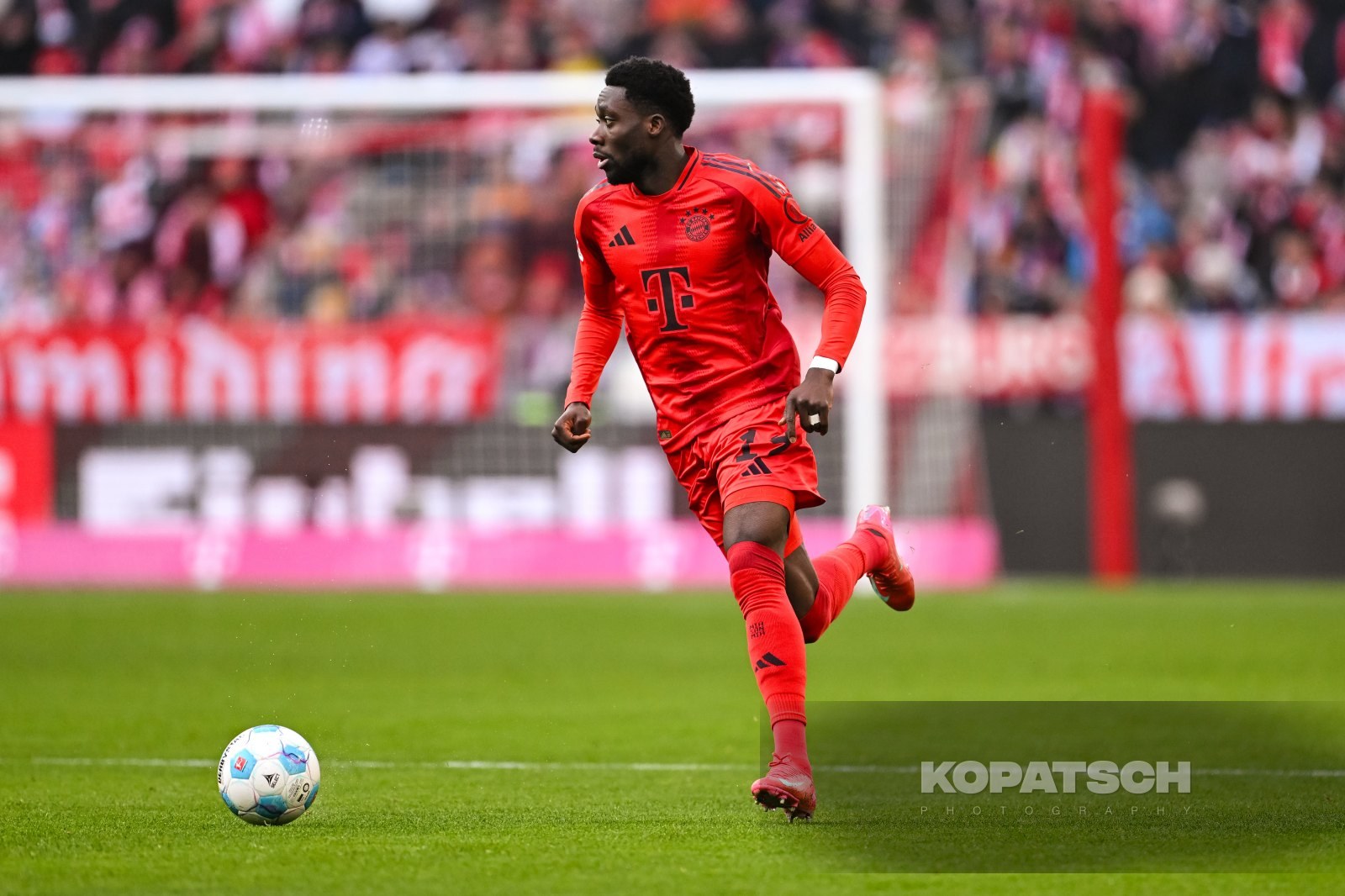 Alphonso Davies · 2025-01-18 FC Bayern Muenchen vs VfL Wolfsburg