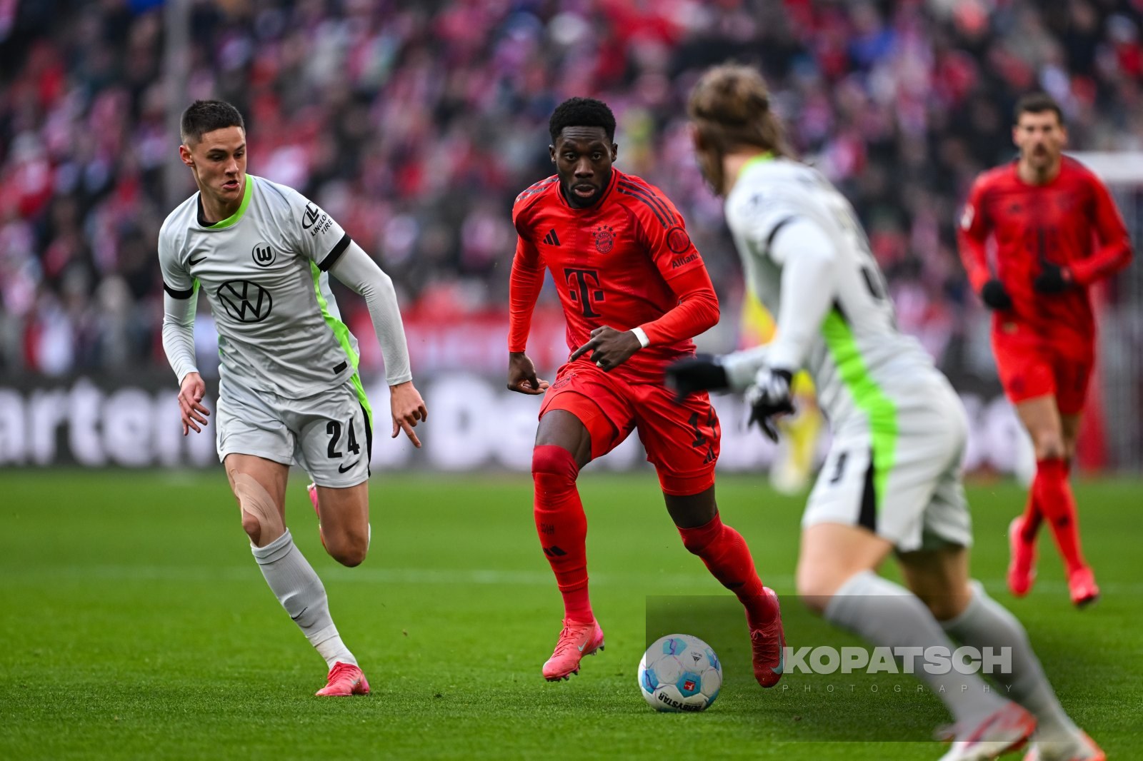 Alphonso Davies · 2025-01-18 FC Bayern Muenchen vs VfL Wolfsburg