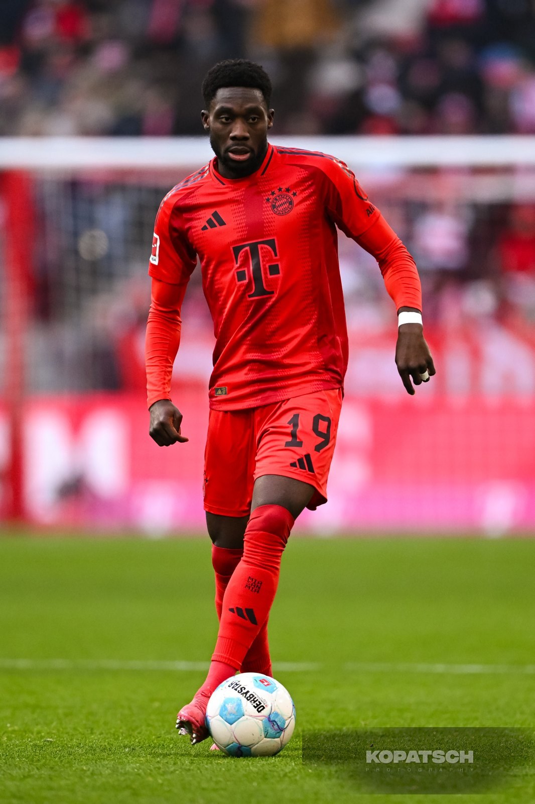 Alphonso Davies · 2025-01-18 FC Bayern Muenchen vs VfL Wolfsburg