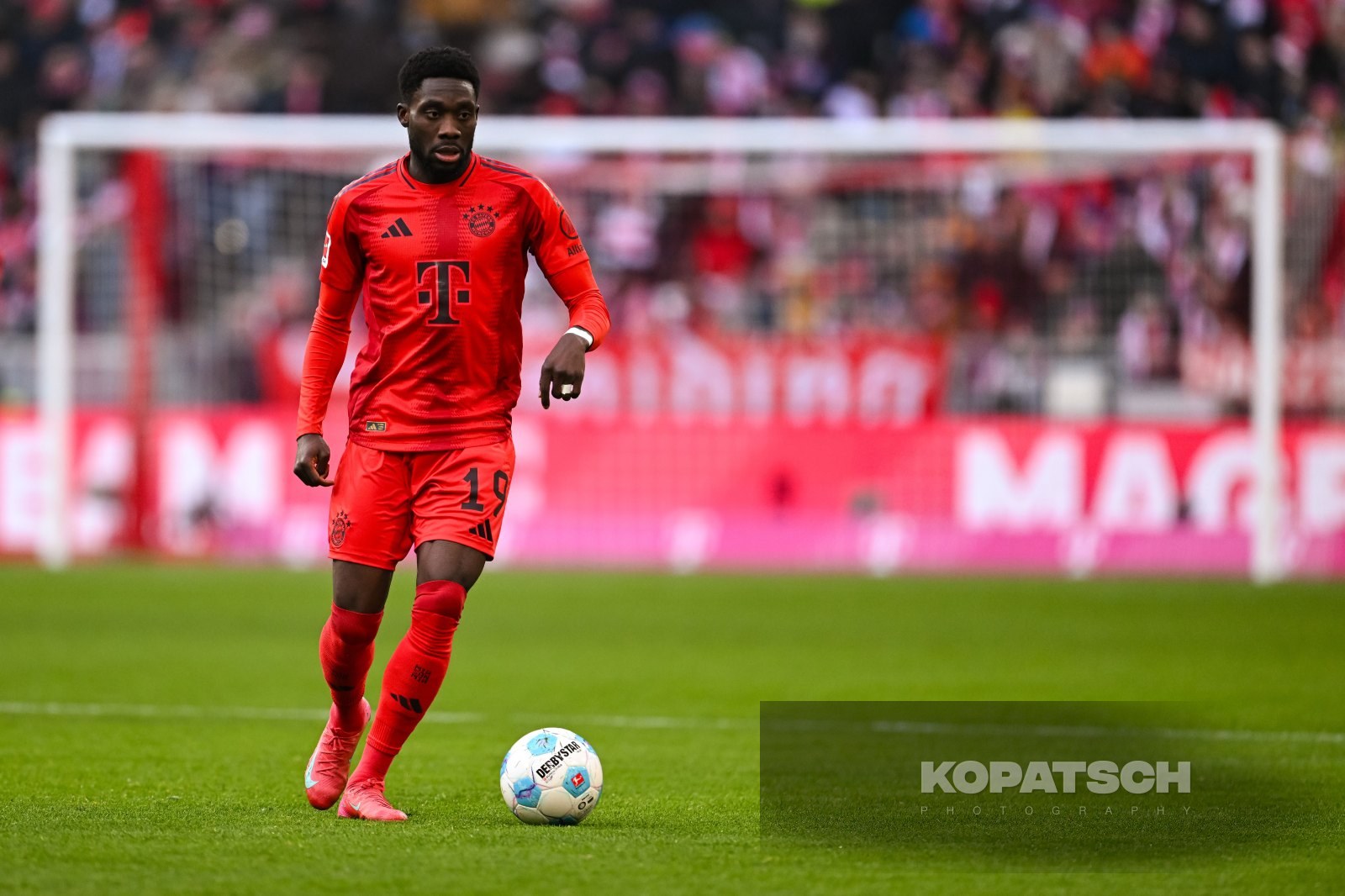 Alphonso Davies · 2025-01-18 FC Bayern Muenchen vs VfL Wolfsburg