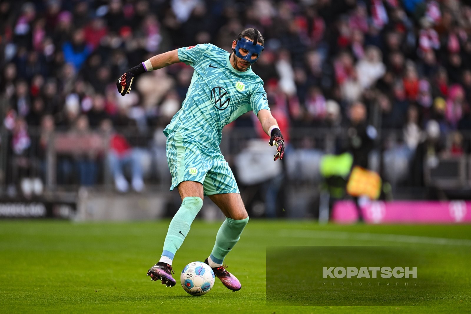 Kamil Grabara · 2025-01-18 FC Bayern Muenchen vs VfL Wolfsburg