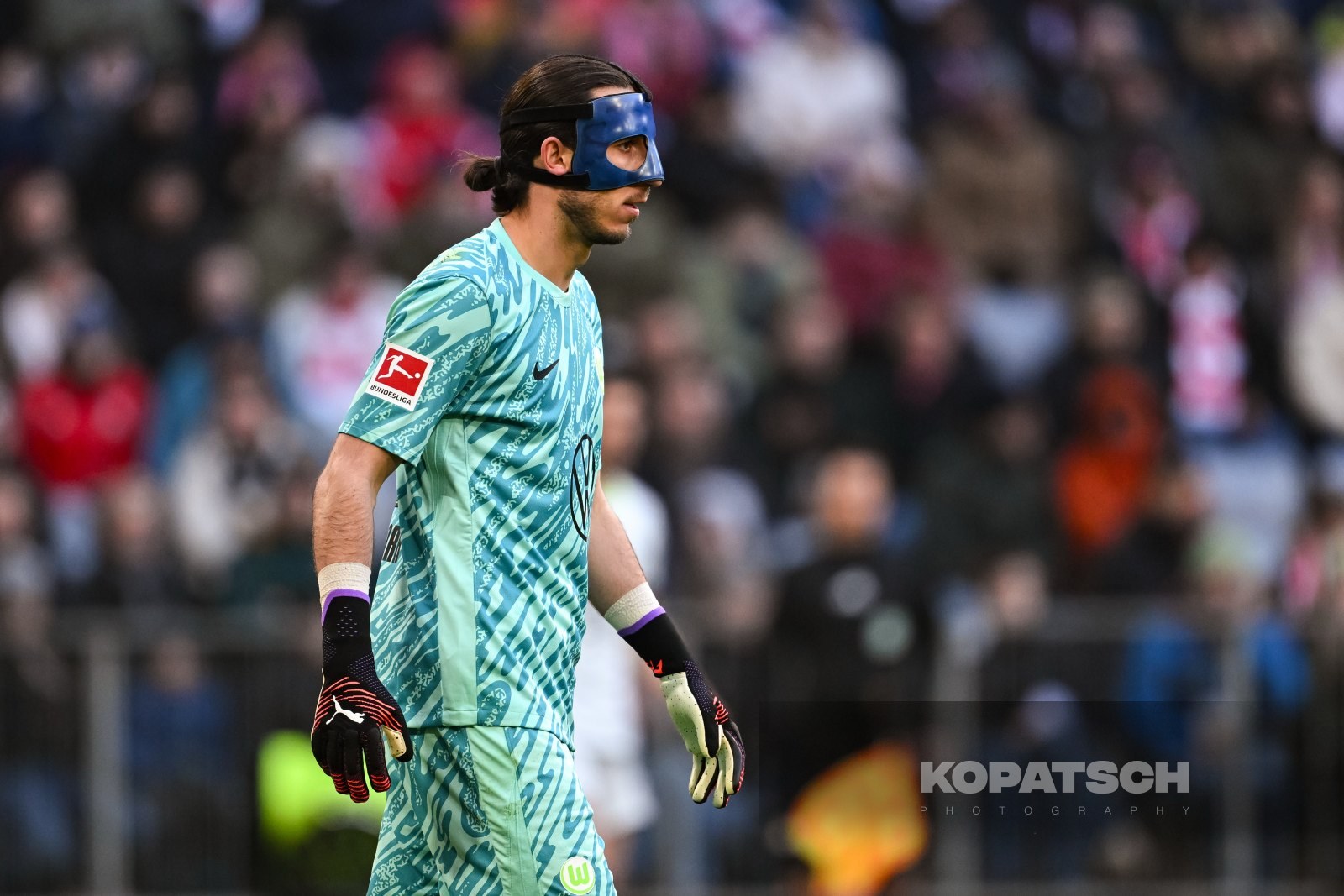 Kamil Grabara · 2025-01-18 FC Bayern Muenchen vs VfL Wolfsburg