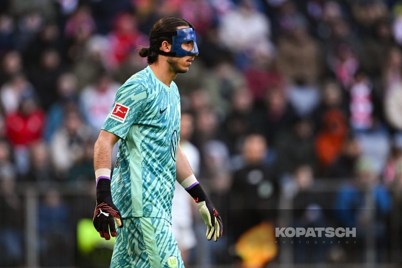 Kamil Grabara, 2025-01-18 FC Bayern Muenchen vs VfL Wolfsburg