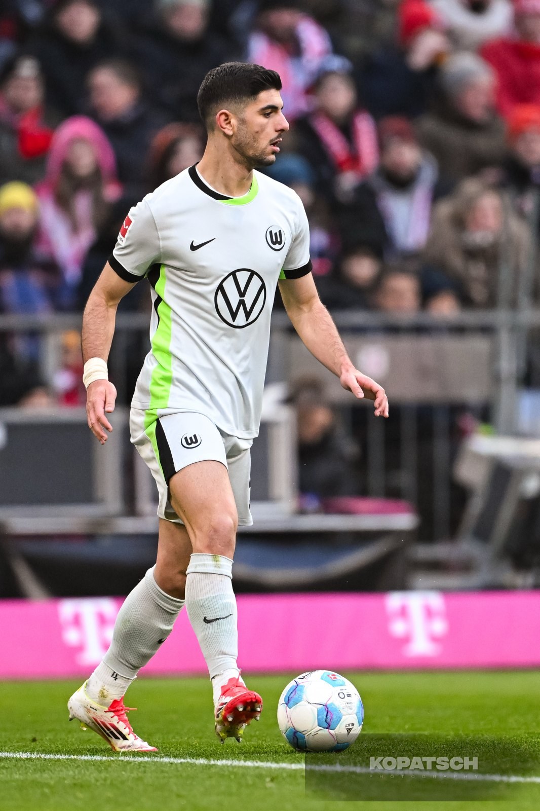 Konstantinos Koulierakis · 2025-01-18 FC Bayern Muenchen vs VfL Wolfsburg