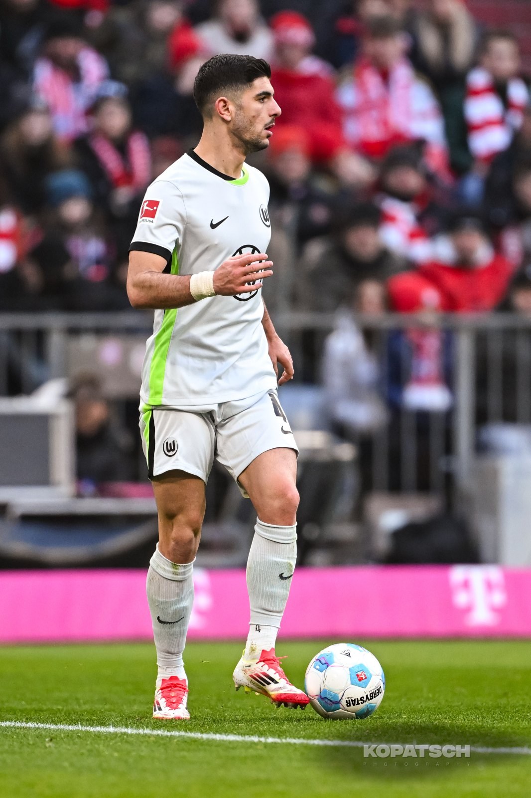 Konstantinos Koulierakis · 2025-01-18 FC Bayern Muenchen vs VfL Wolfsburg
