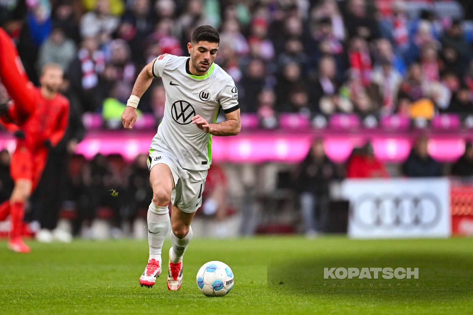 Konstantinos Koulierakis · 2025-01-18 FC Bayern Muenchen vs VfL Wolfsburg