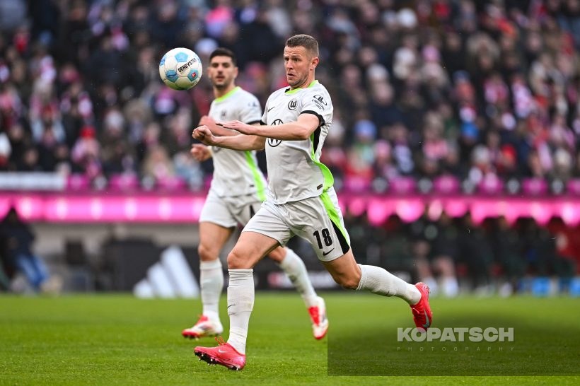 Denis Vavro, 2025-01-18 FC Bayern Muenchen vs VfL Wolfsburg