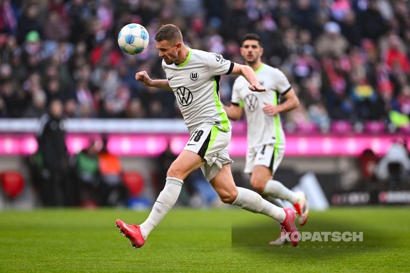 Denis Vavro, 2025-01-18 FC Bayern Muenchen vs VfL Wolfsburg