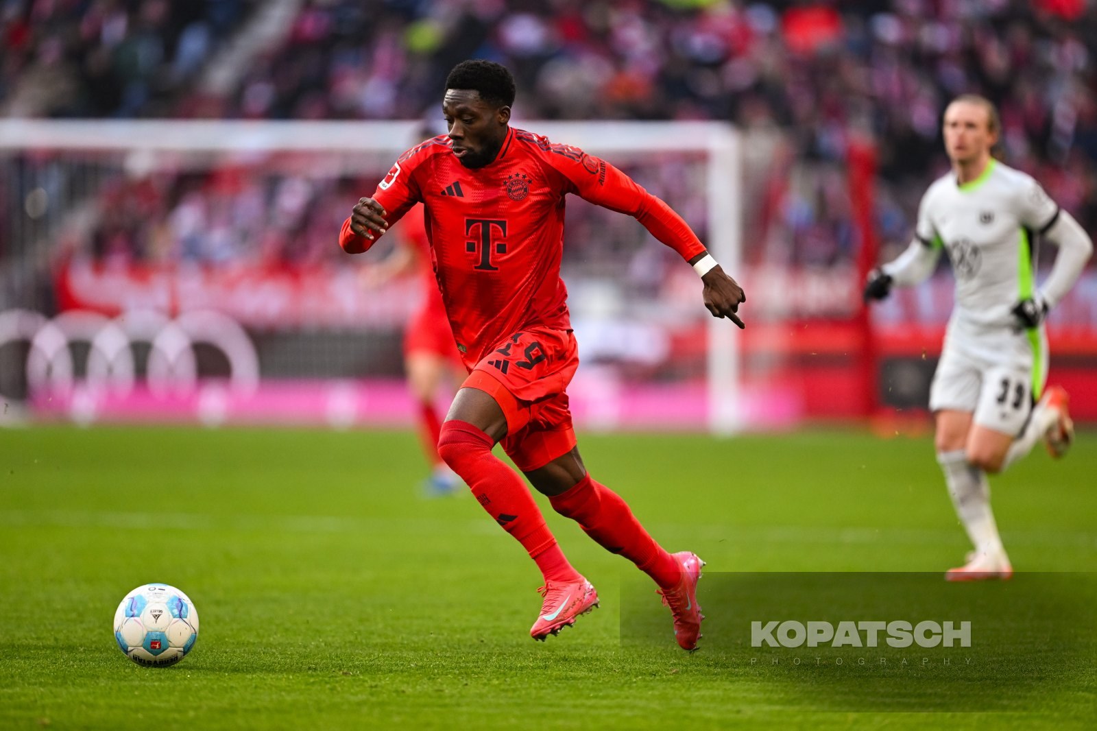Alphonso Davies · 2025-01-18 FC Bayern Muenchen vs VfL Wolfsburg