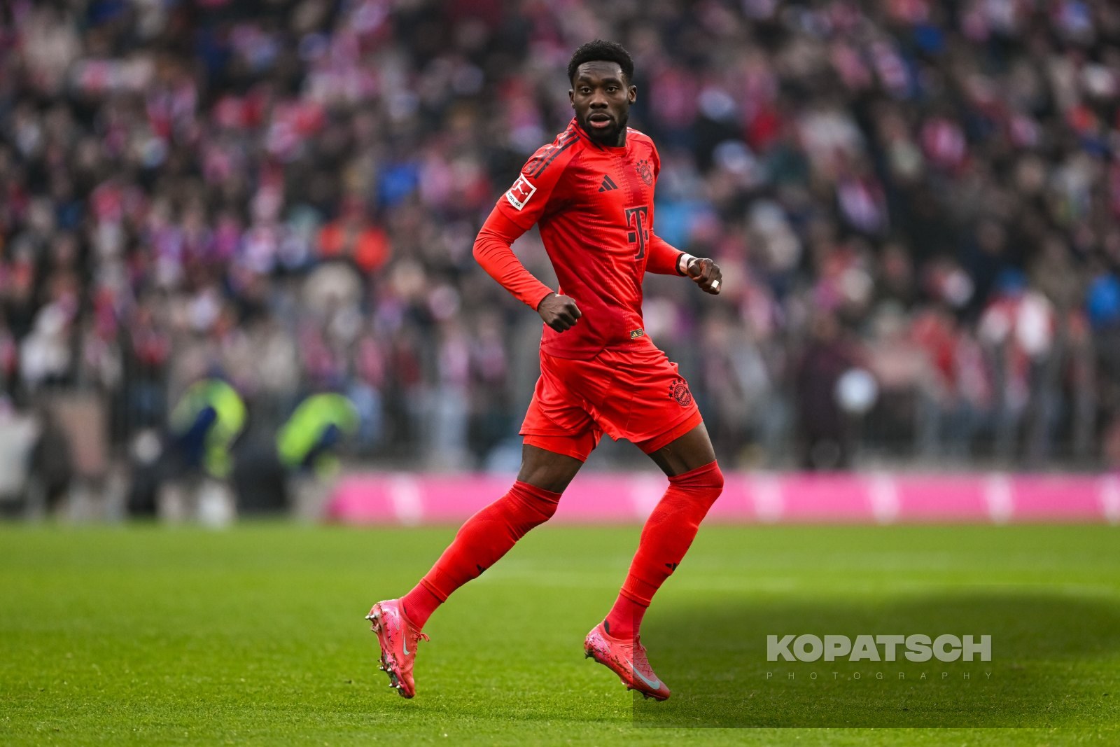 Alphonso Davies · 2025-01-18 FC Bayern Muenchen vs VfL Wolfsburg