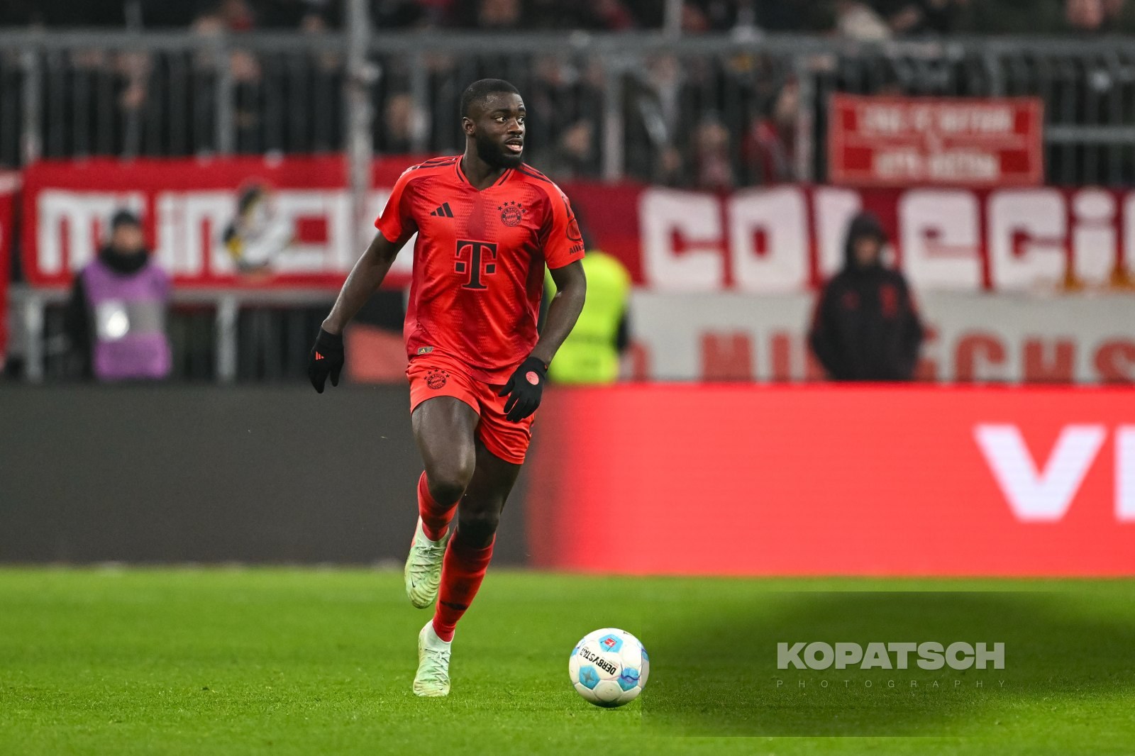 Dayot Upamecano · 2025-01-18 FC Bayern Muenchen vs VfL Wolfsburg