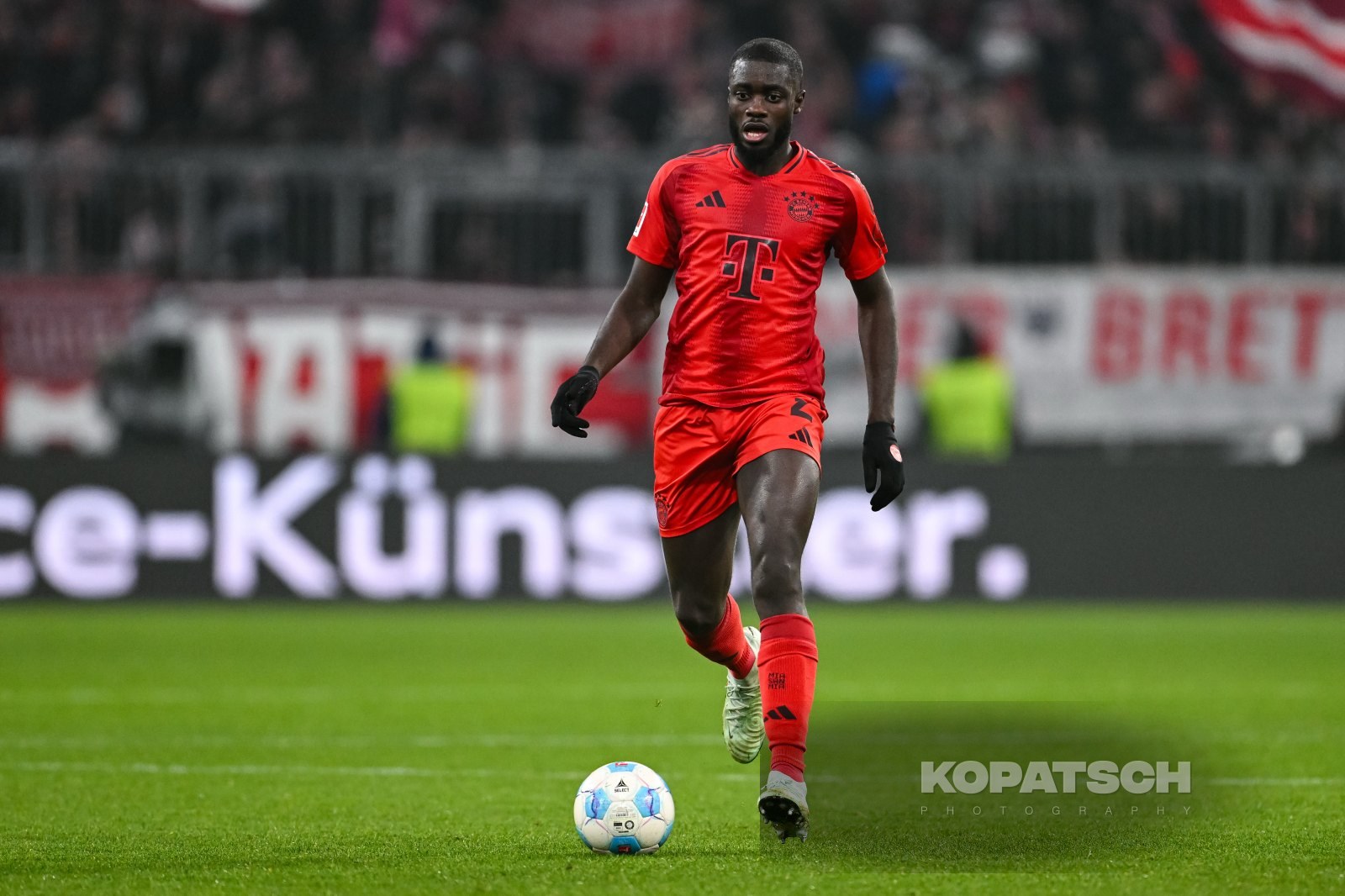 Dayot Upamecano · 2025-01-18 FC Bayern Muenchen vs VfL Wolfsburg