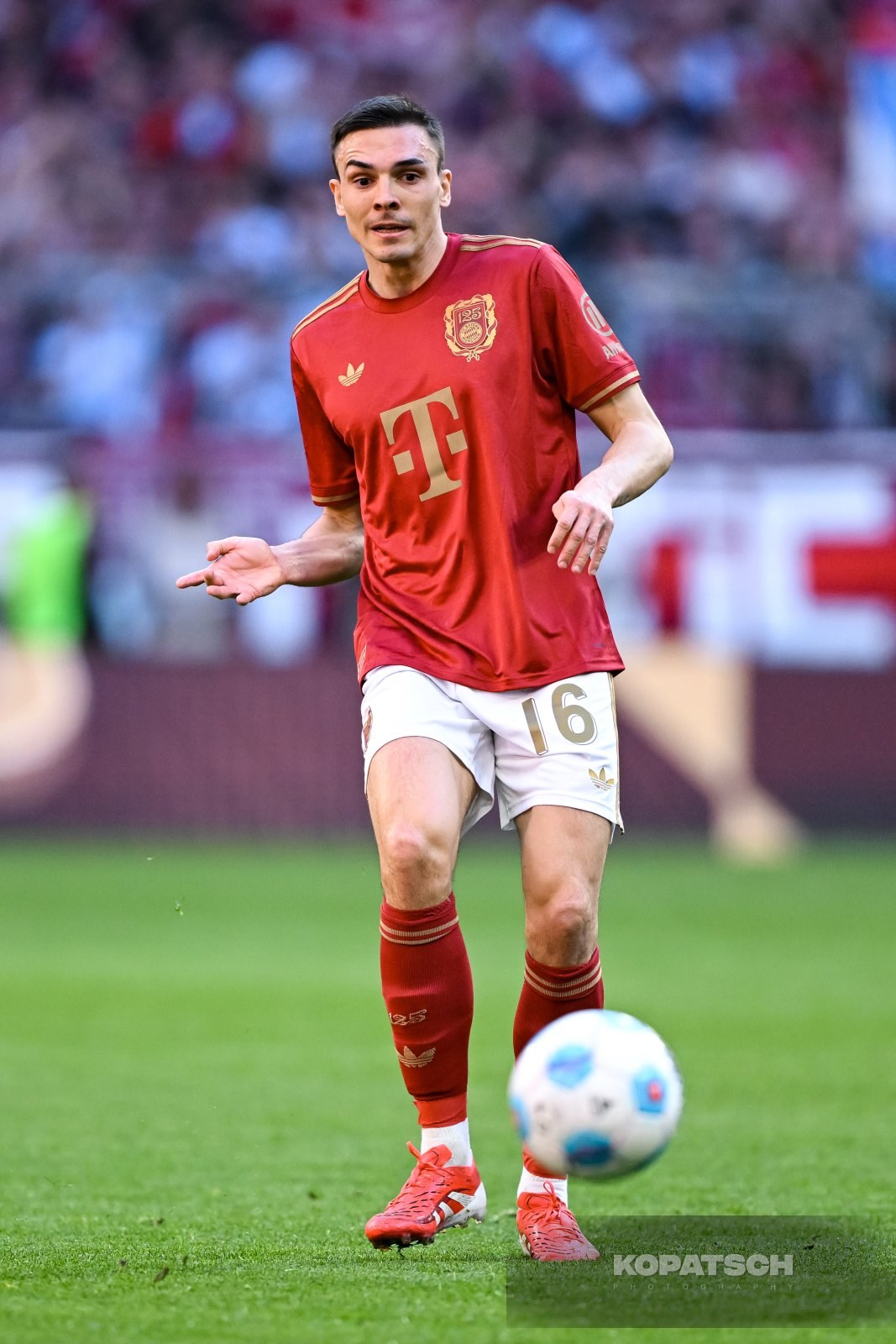 Joao Palhinha · 2025-03-08 FC Bayern Muenchen vs VfL Bochum