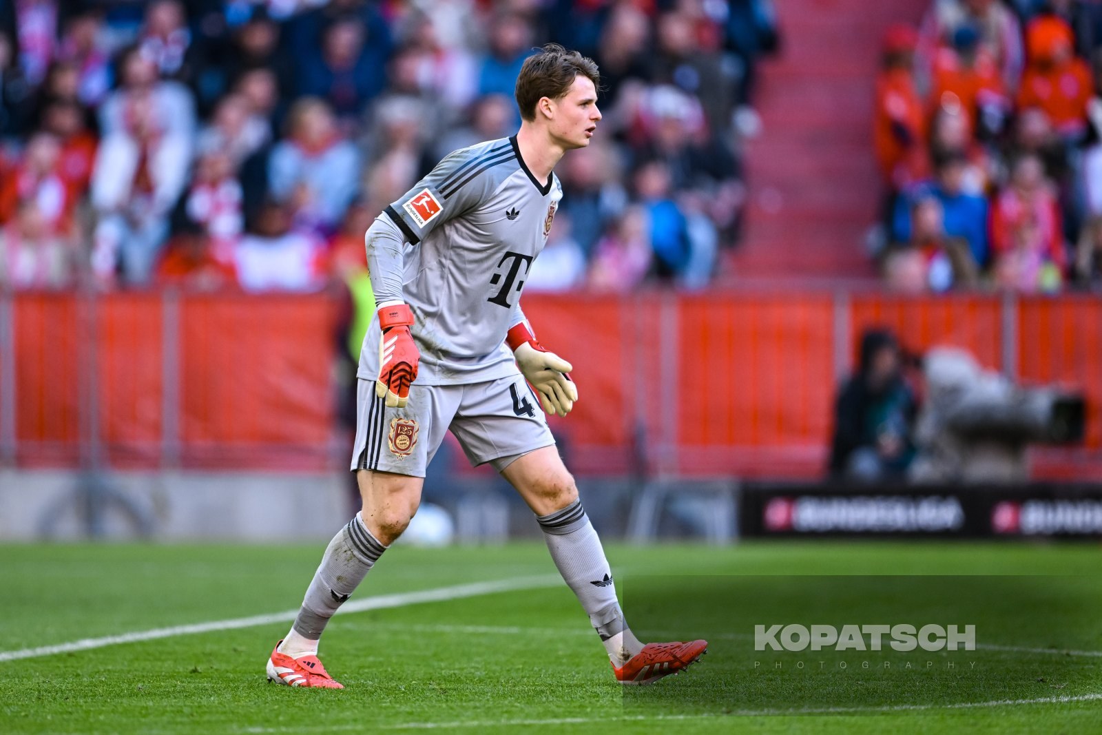 Jonas Urbig · 2025-03-08 FC Bayern Muenchen vs VfL Bochum