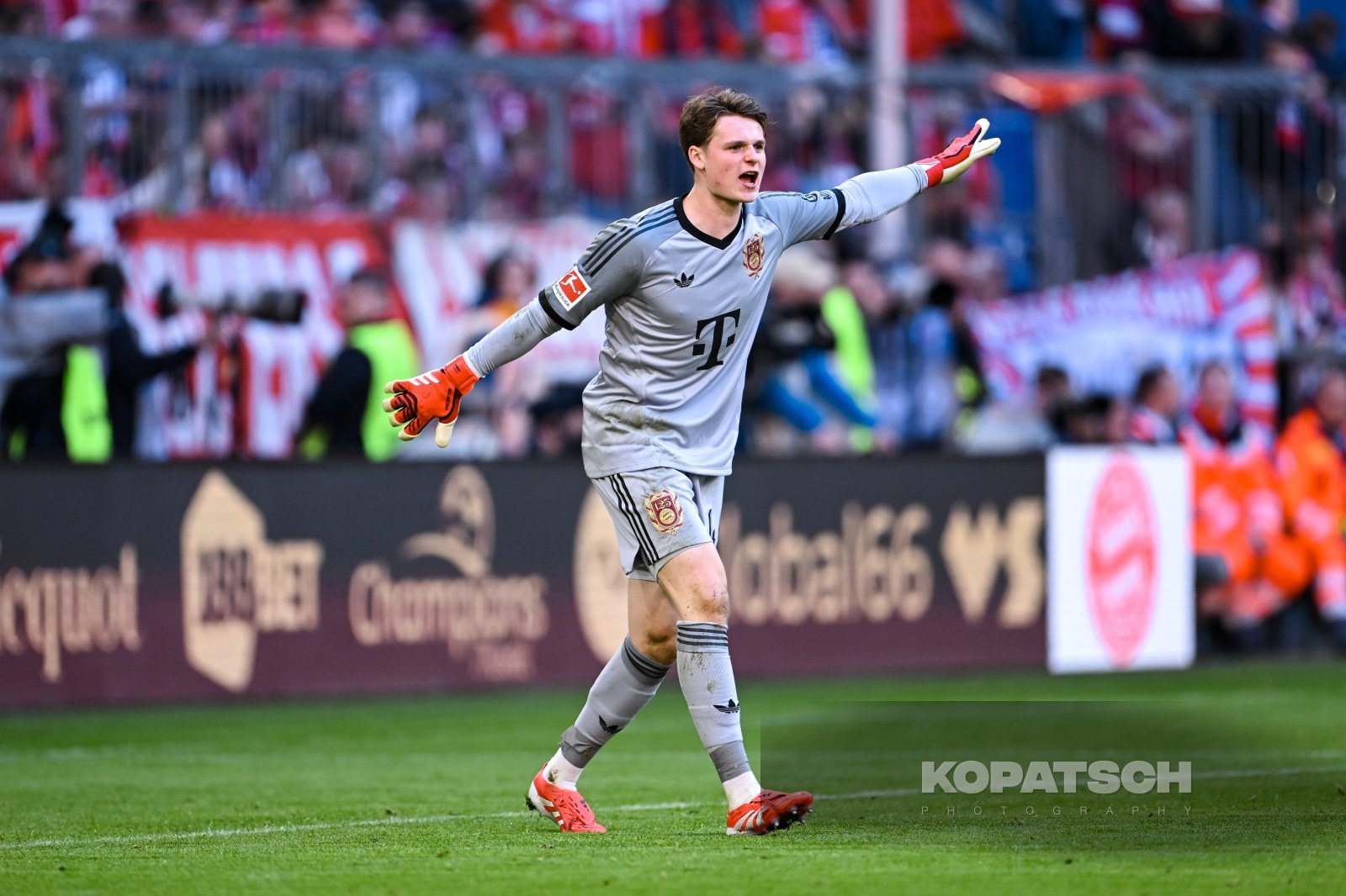 Jonas Urbig · 2025-03-08 FC Bayern Muenchen vs VfL Bochum