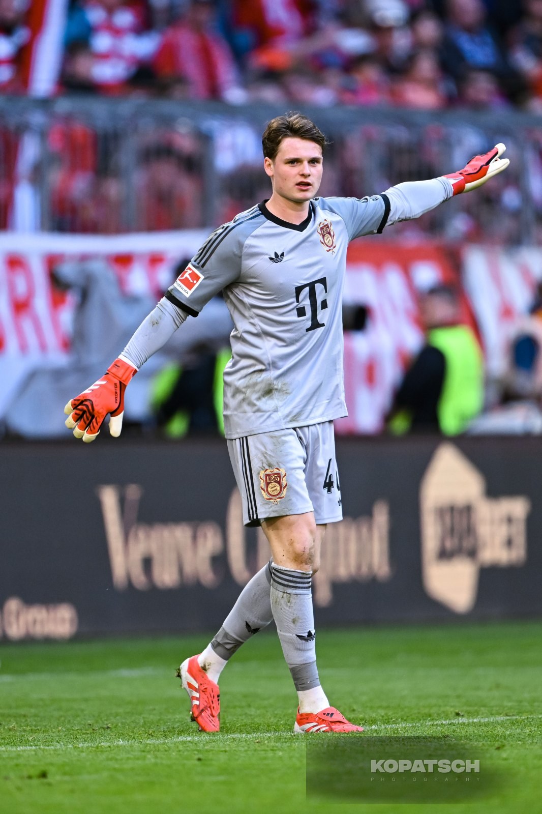 Jonas Urbig · 2025-03-08 FC Bayern Muenchen vs VfL Bochum