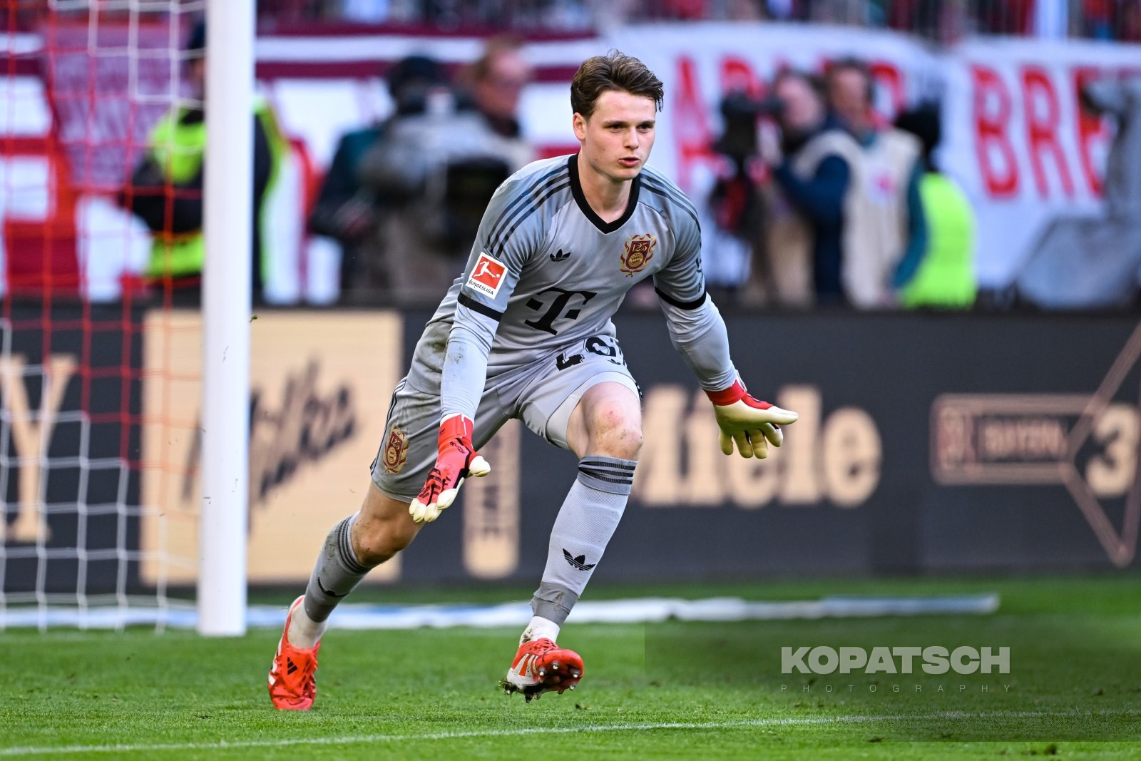 Jonas Urbig · 2025-03-08 FC Bayern Muenchen vs VfL Bochum