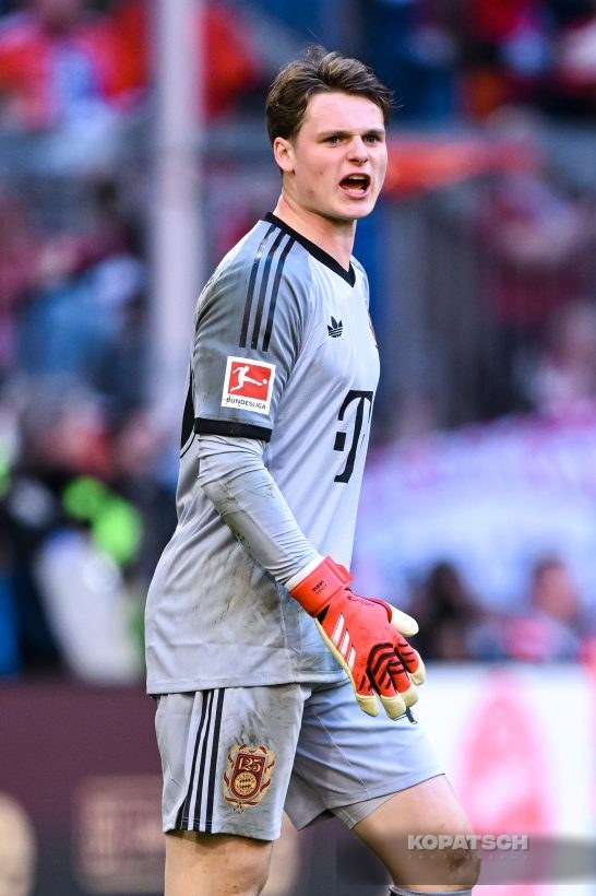Jonas Urbig, 2025-03-08 FC Bayern Muenchen vs VfL Bochum