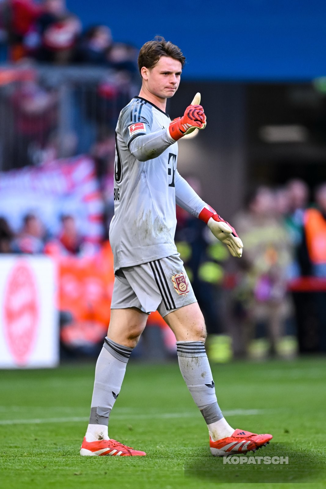 Jonas Urbig · 2025-03-08 FC Bayern Muenchen vs VfL Bochum