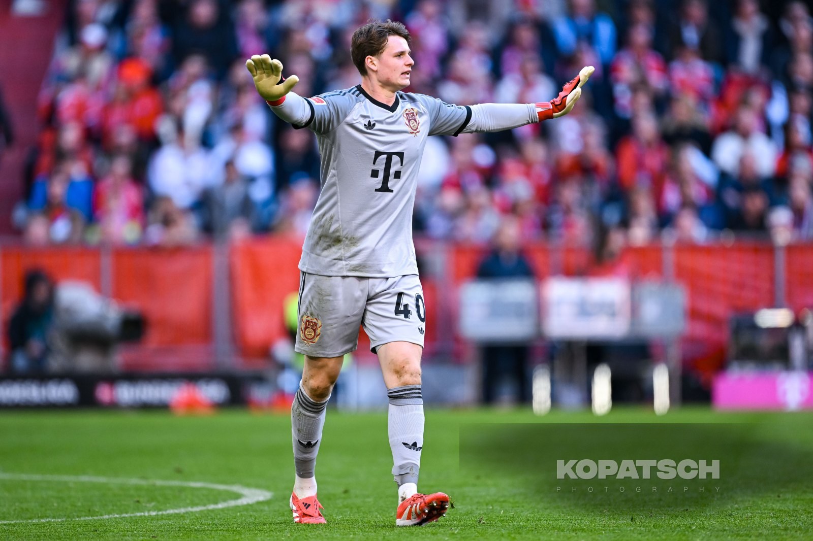 Jonas Urbig · 2025-03-08 FC Bayern Muenchen vs VfL Bochum