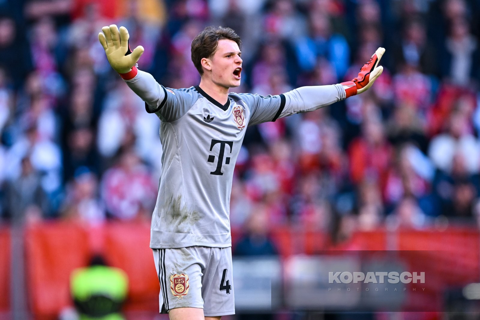 Jonas Urbig · 2025-03-08 FC Bayern Muenchen vs VfL Bochum