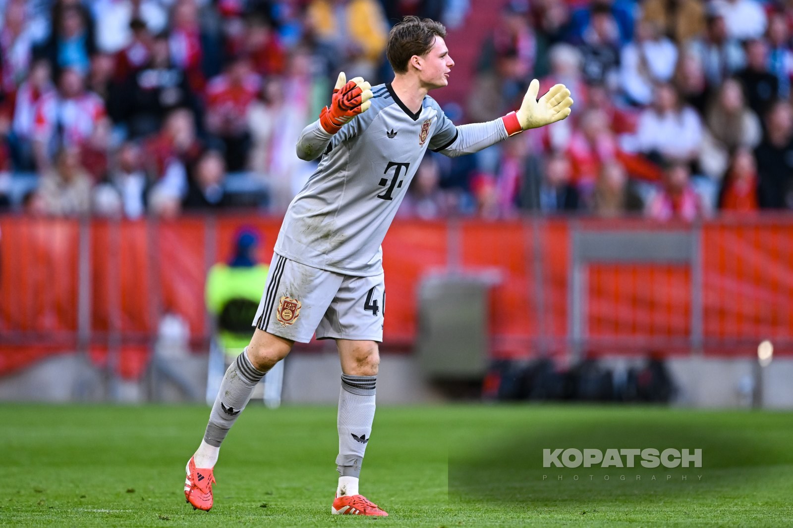 Jonas Urbig · 2025-03-08 FC Bayern Muenchen vs VfL Bochum