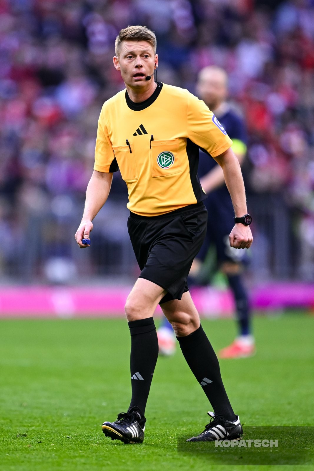 Christian Dingert · 2025-03-08 FC Bayern Muenchen vs VfL Bochum