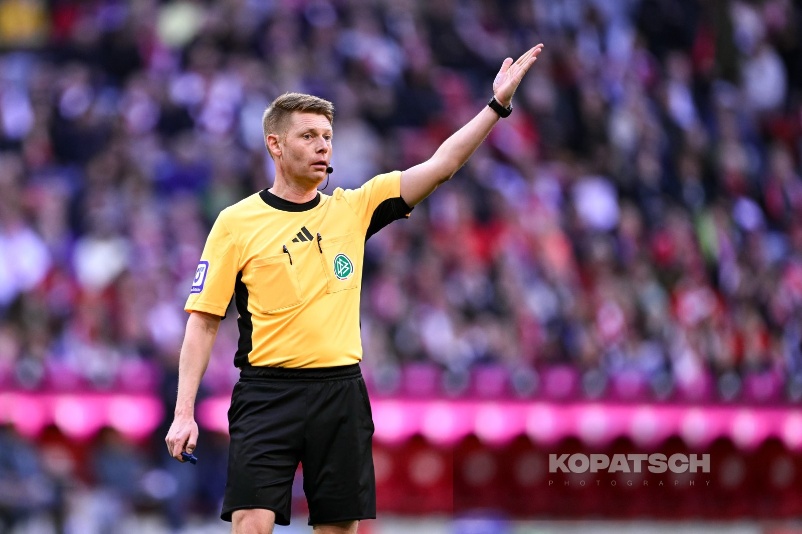 Christian Dingert · 2025-03-08 FC Bayern Muenchen vs VfL Bochum