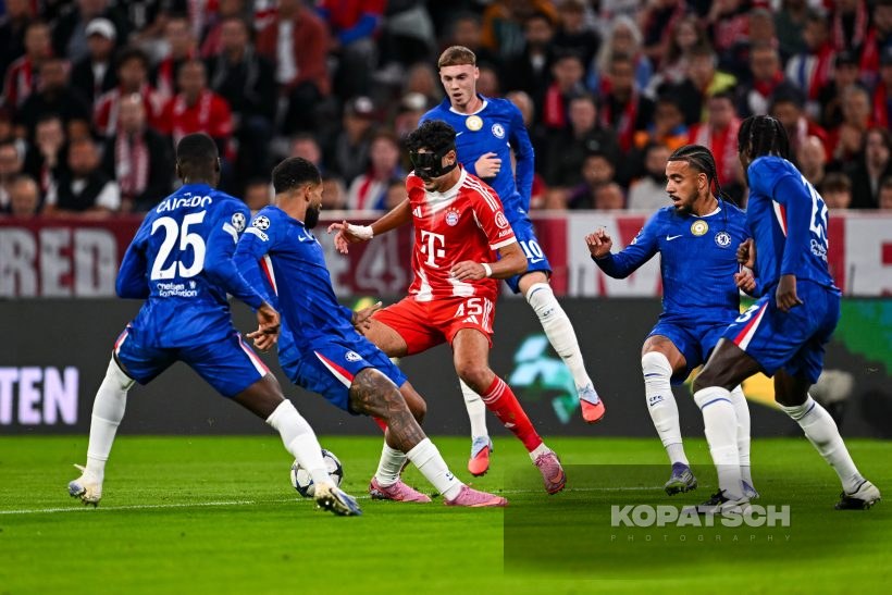 Aleksandar Pavlovic · Malo Gusto, 2025-09-17 FC Bayern Muenchen vs Chelsea FC