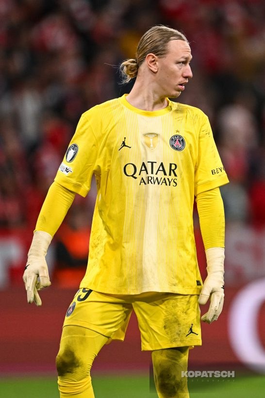 Matvey Safonov, 2026-05-06 FC Bayern Muenchen vs PSG Paris
